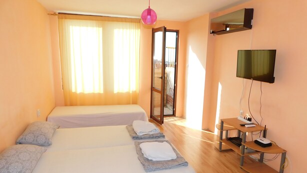 Comfort Apartment | Minibar, desk, iron/ironing board, free cots/infant beds - Apartment Freya (Ruse)
