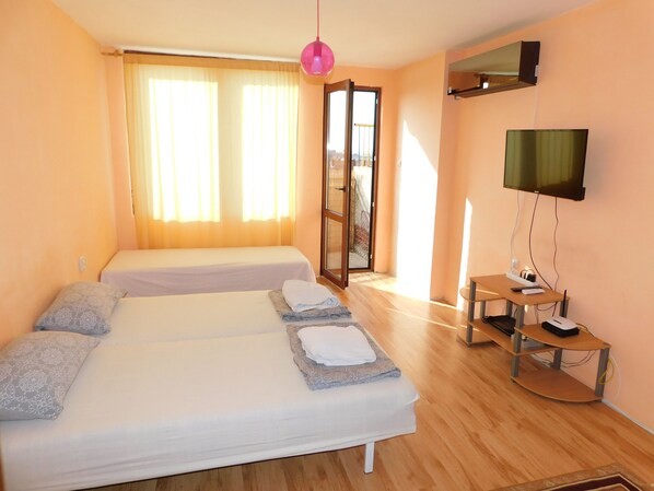 Comfort Apartment | Minibar, desk, iron/ironing board, free cribs/infant beds - Apartment Freya (Ruse)