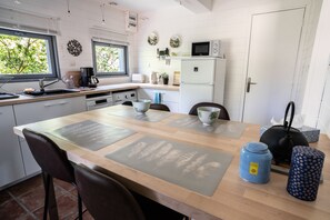 Comfort Cottage, Garden View | Shared kitchen | Fridge, microwave, electric kettle