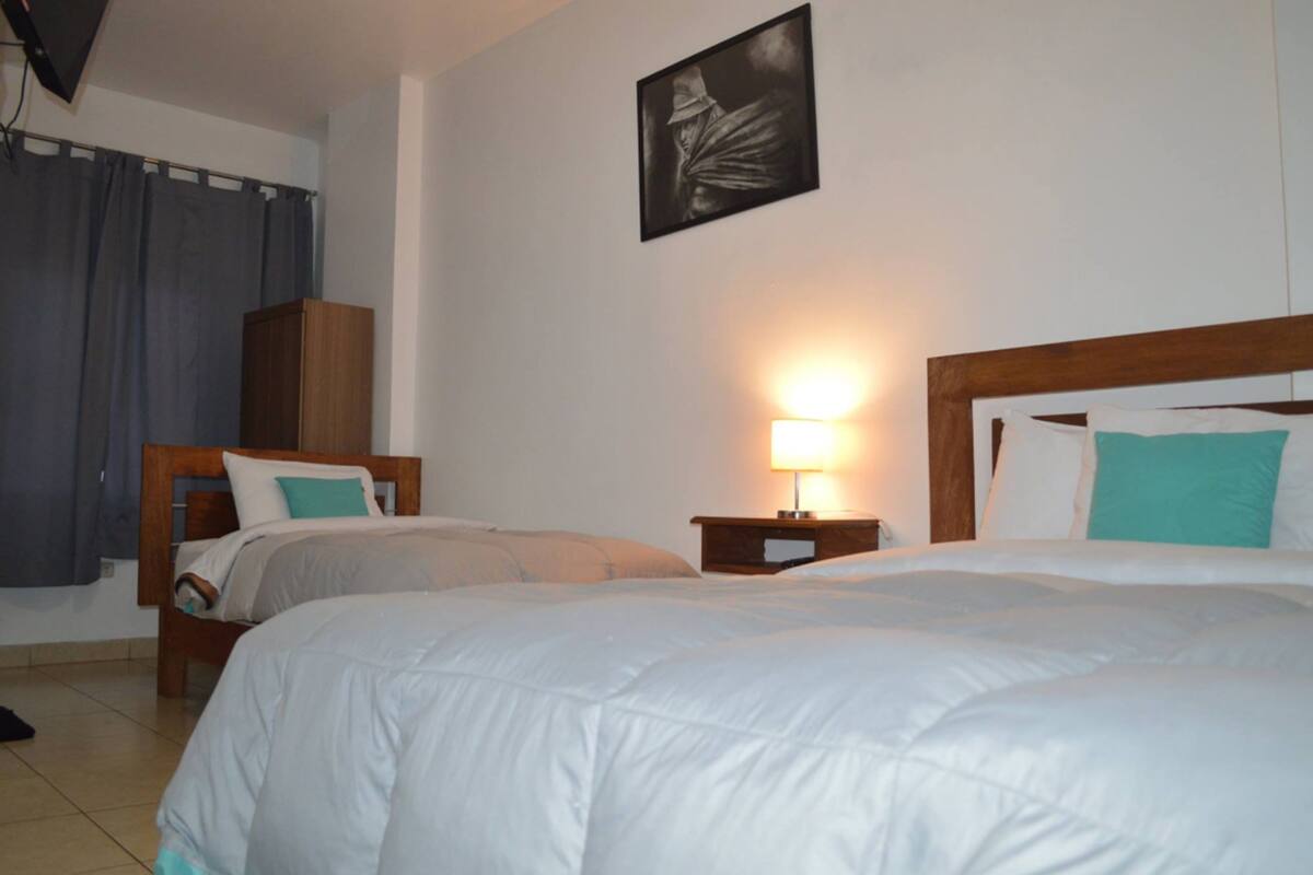 Escritorio, wifi gratis y ropa de cama