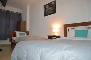 Escritorio, wifi gratis y ropa de cama 