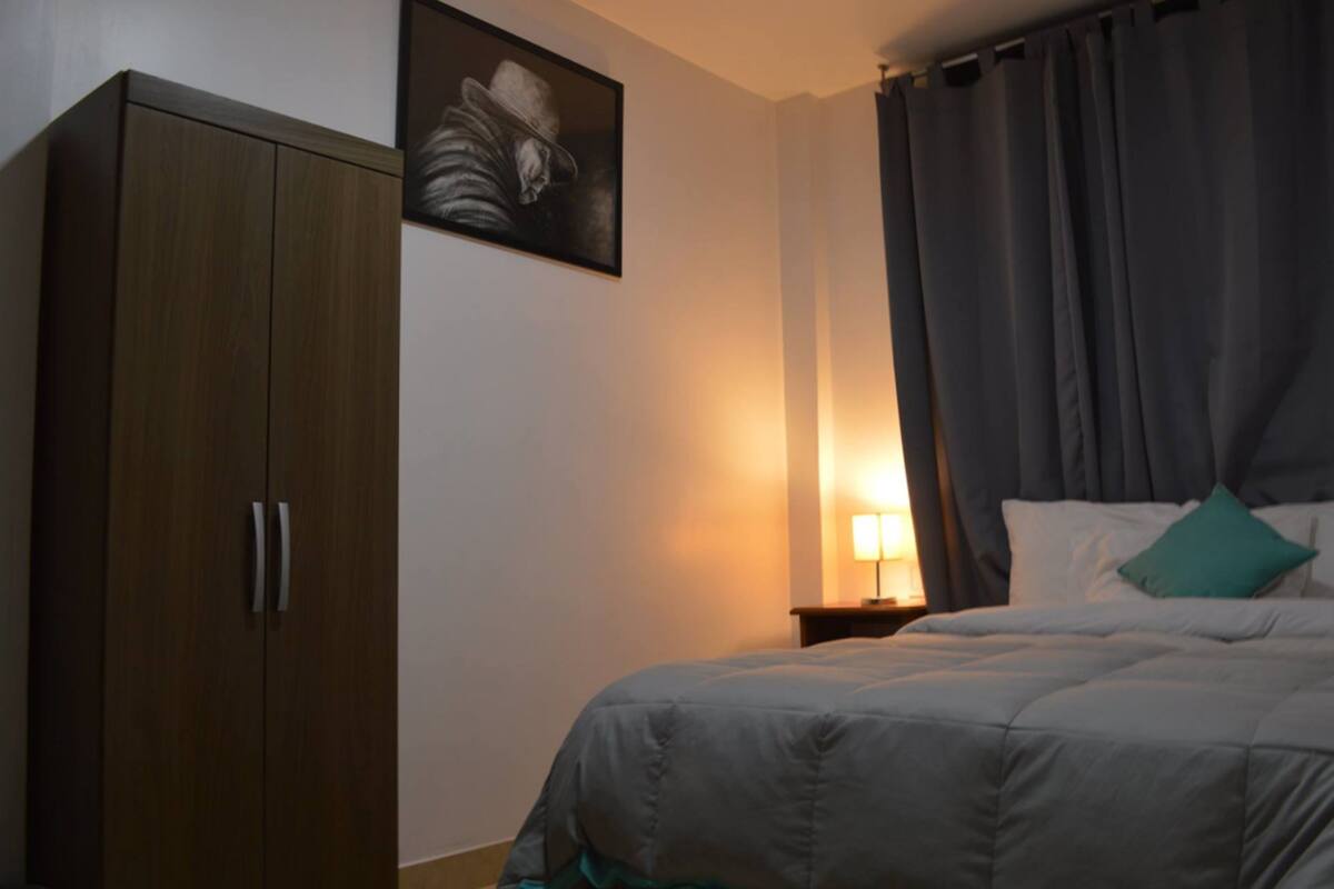 Escritorio, wifi gratis y ropa de cama