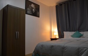 Escritorio, wifi gratis y ropa de cama 