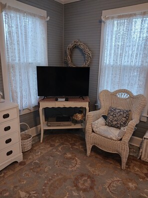 Basic-rum - 1 queensize-säng - utsikt mot resort | Sängtillbehör av högsta kvalitet, duntäcken och Tempur-Pedic-madrasser