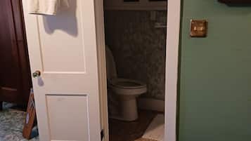 Basic-Zimmer, 1 Queen-Bett | Badezimmer | Kostenlose Toilettenartikel, Haartrockner, Handtücher, Seife