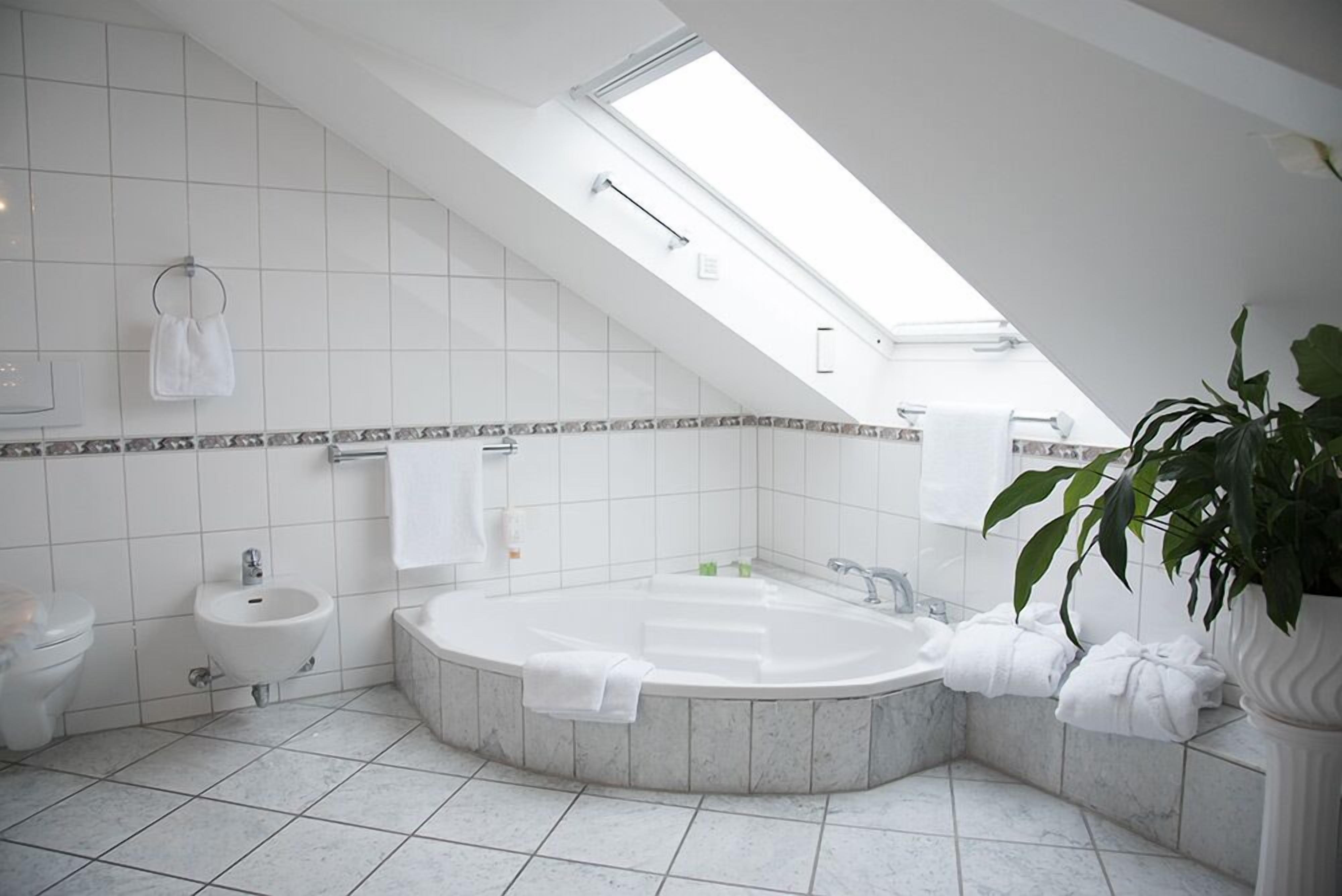 exclusive studio suite | deep-soaking bathtub