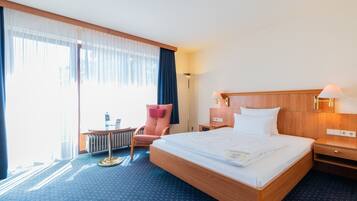 Kamar Standar (Queen) | Seprai antialergi, brankas, meja kerja, dan ruang kerja ramah laptop