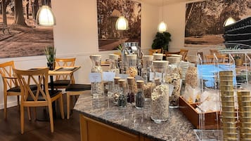 Tägliches Frühstücksbuffet gegen Gebühr