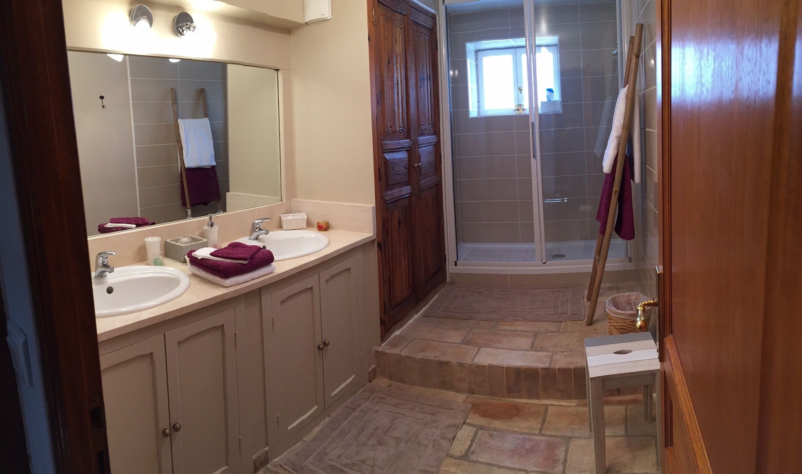 Chambre Triple Confort, salle de bains attenante, vue jardin (Ninon) | Salle de bain | Articles de toilette gratuits, sèche-cheveux, serviettes fournies, savon