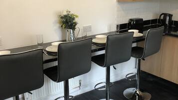 Apartment, 3 Bedrooms | In-room dining