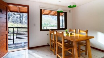 Refrigerador con freezer, microondas, placa de cocina, cafetera/tetera