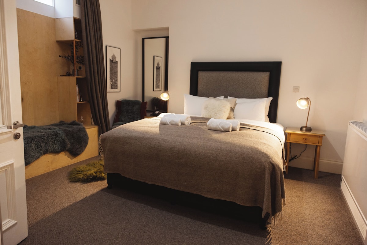 Habitación doble estándar, 1 cama Queen size, con acceso para personas discapacitadas | Ropa de cama de alta calidad y tabla de planchar con plancha