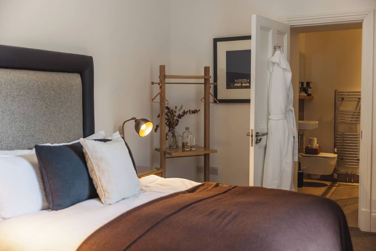 Habitación doble estándar, 1 cama Queen size | Ropa de cama de alta calidad y tabla de planchar con plancha