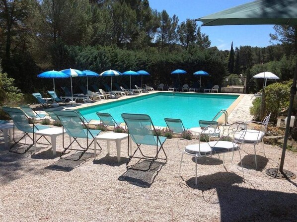 Seasonal outdoor pool, pool umbrellas, pool loungers - Hotel la Cigalière (Le Beausset)