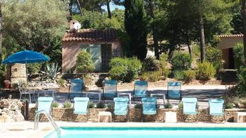Piscine extérieure (ouverte en saison), parasols de plage