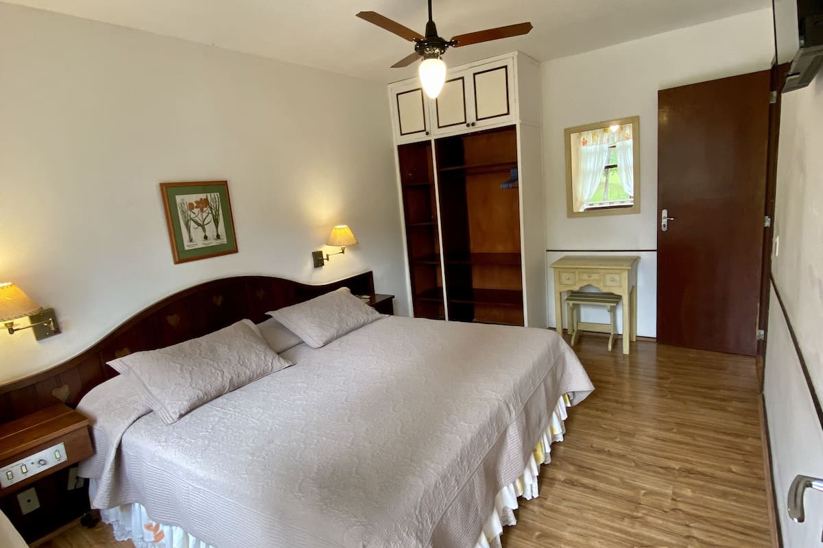 Familie suite, open haard | 1 slaapkamer, een minibar, gratis babybedden, gratis wifi