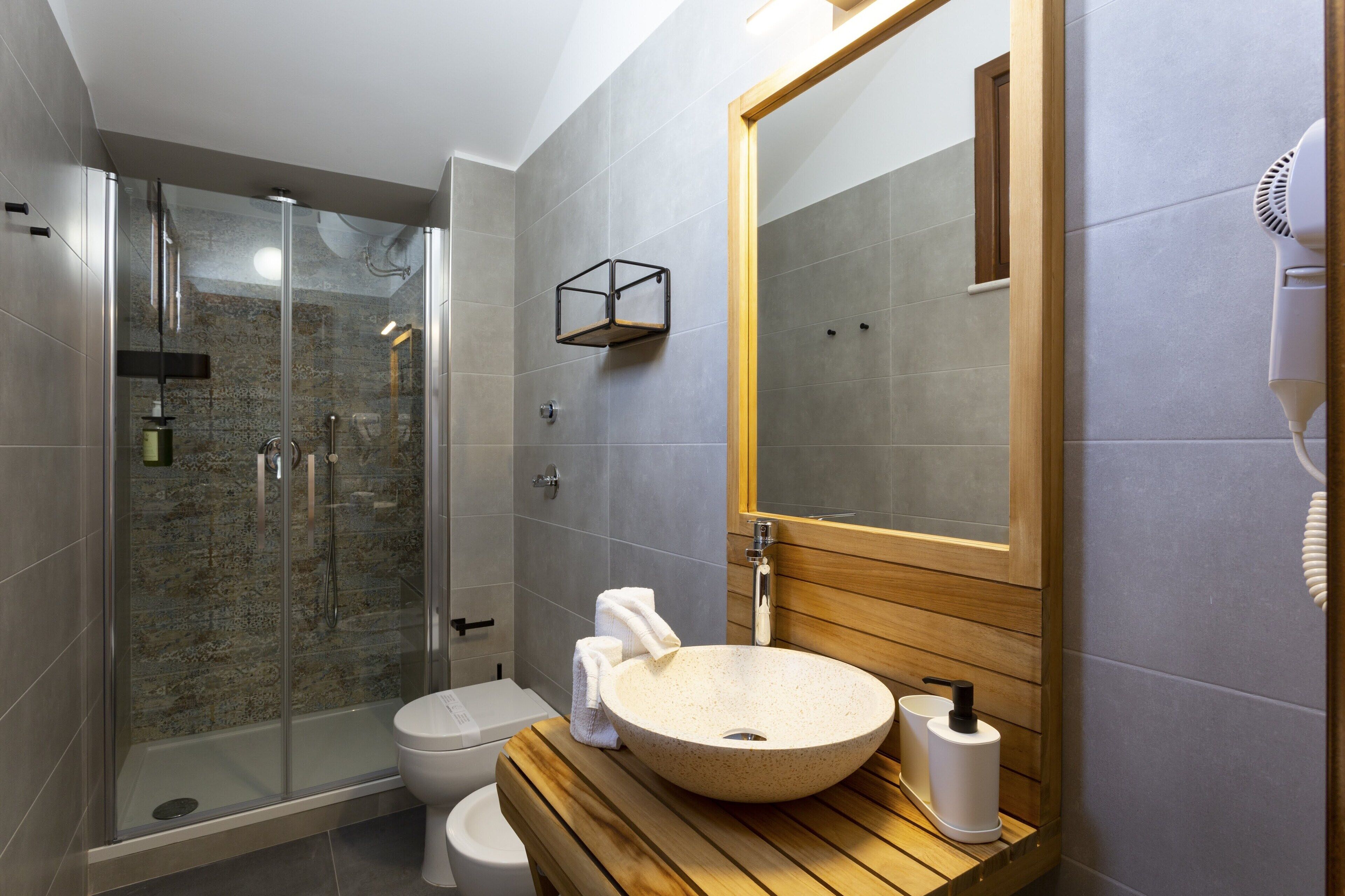 Estudio, patio, planta baja | Baño | Ducha, artículos de higiene personal gratuitos, secador de pelo y bidé
