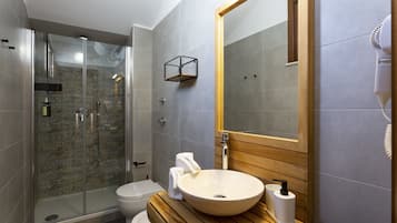 Studio, Patio, Ground Floor | Bathroom | Shower, free toiletries, hair dryer, bidet