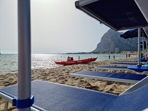 Private beach nearby, white sand, sun-loungers, beach umbrellas - Poseidon Residence (San Vito Lo Capo)