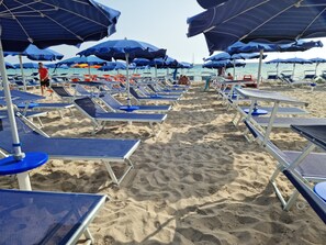 Private beach nearby, white sand, sun-loungers, beach umbrellas - Poseidon Residence (San Vito Lo Capo)