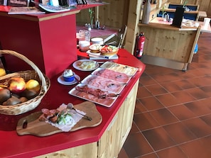 A buffet setup with various food items including fruits, meats, and a drink station. - Jagdschloss Windenhütte (Thale)