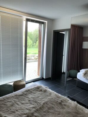 Quarto casal conforto | Escrivaninha, ferros/tábuas de passar roupa