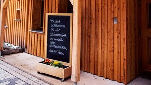 A wooden building with a sign that reads "Wirtschaftstüte". - Jagdschloss Windenhütte (Thale)