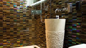 Comfort-Doppelzimmer | Badezimmer | Dusche, Regendusche, kostenlose Toilettenartikel, Haartrockner