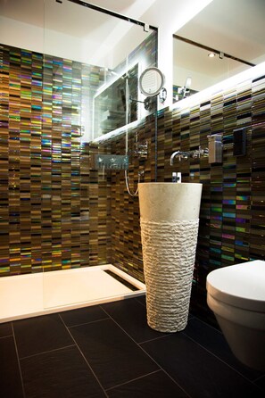 Habitación Confort doble | Baño | Ducha y cabezal de ducha tipo lluvia