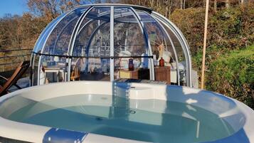 Chambre, salle de bains privée (Canopée DÎme) | Bain à remous extérieur