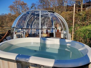 Room, Private Bathroom (Canopée Dôme) | Outdoor spa tub - Le Perchoir des Pyrénées (Gerde)