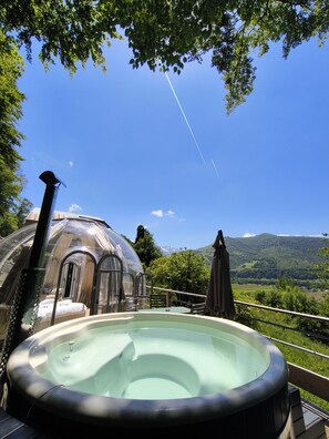 Premium Room, Private Bathroom (La Big'Bulle Transparente) | Outdoor spa tub - Le Perchoir des Pyrénées (Gerde)