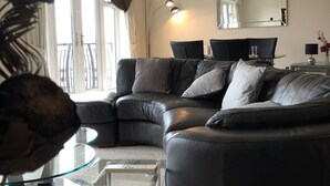 Apartment, 3 Bedrooms | Living room | Flat-screen TV - Blakes Quay Reading (Reading)