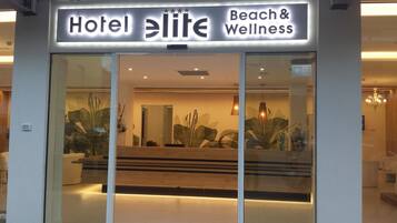 L'ingresso di un hotel con un cartello che riporta 'Hotel Elite Beach & Wellness'.