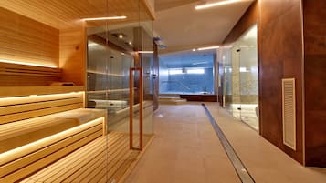 Un sauna, una bañera de hidromasaje, baño turco