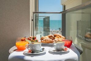 Superior Double Room, Terrace, Partial Sea View | Terrace/patio - Hotel Elite (Caorle)