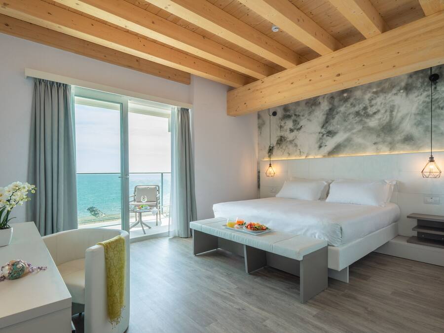 Deluxe suite, terras, uitzicht op zee | Kameruitzicht