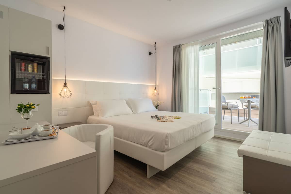 Superior Double Room, Terrace, Partial Sea View | Minibar, in-room safe, desk, soundproofing