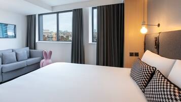 Modern Room, Spread Out and Settle In | Soundproofing, free WiFi, bed sheets, wheelchair access