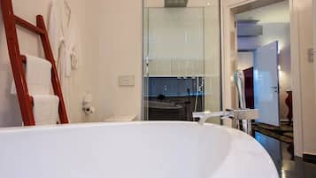 Apartamento Deluxe, vistas al mar | Bañera profunda