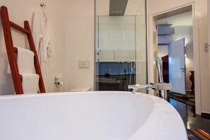 Deep-soaking bathtub - Istanbul Irini Seaview House (Istanbul)
