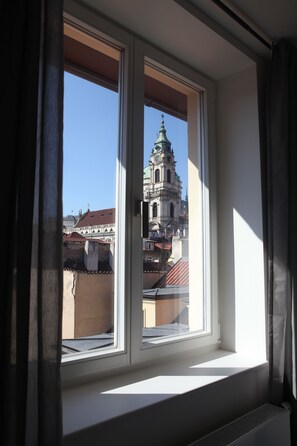 Individuell inredning, unika möbler, skrivbord och arbetsyta för laptop