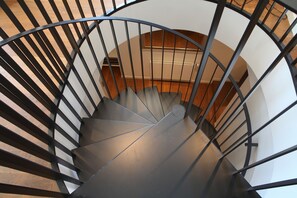 Lyxlägenhet - 2 sovrum - terrass | Individuell inredning, unika möbler, skrivbord och arbetsyta för laptop