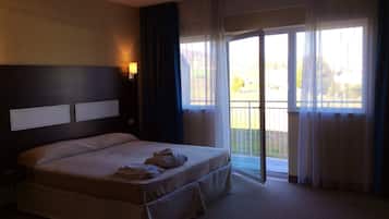 Chambre double ou avec lits jumeaux | Coffre-fort, bureau, accès au Wi-Fi (inclus)