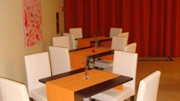 Breakfast (EUR 5.00 per person)