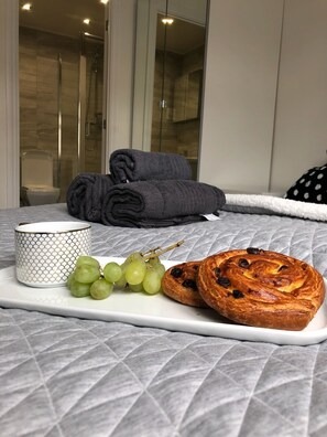 Apartment, 2 Bedrooms | 2 bedrooms, iron/ironing board, free WiFi - Luxurious Kings Oak Apartment (Reading)