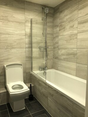 Bathroom - Luxurious Kings Oak Apartment (Reading)