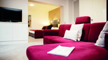 Premium Suite, 1 King Bed | Hypo-allergenic bedding, minibar, in-room safe, desk