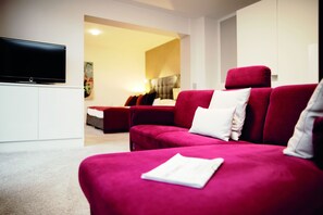 Premium Suite, 1 King Bed | Hypo-allergenic bedding, minibar, in-room safe, desk