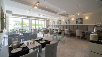 朝食 (ビュッフェ)、毎日提供 (1 名様 19.50 EUR)